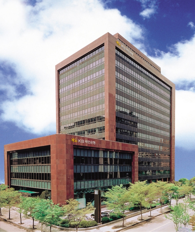 KB금융지주의 올해 3분기 누적 순이익이 4조3000억원을 넘으며 사상 최대를 달성하며 ‘리딩 금융’ 지위를 이어갔다. 서울 여의도 KB국민은행 본점 전경. /KB국민은행