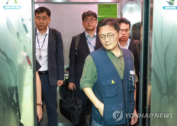 고용노동부 관계자들이 6월 30일 서울 중구 정동 민주노총에서 국고보조금 지급 실태 확인을 위한 현장 조사를 나와 민주노총 사무실로 들어가고 있다. /연합뉴스