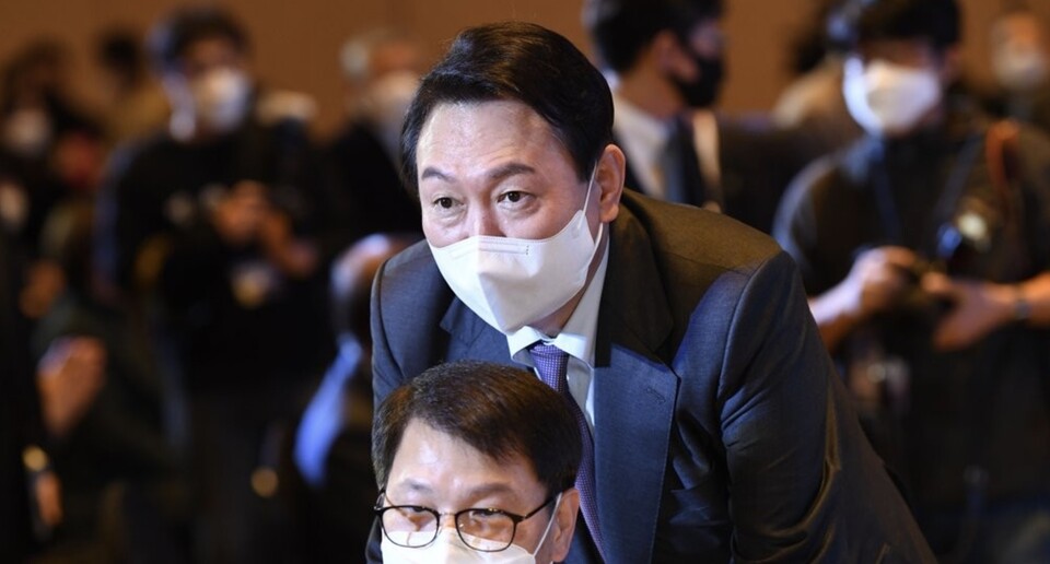 지난 2021년 12월 10일 당시 윤석열 국민의힘 대선 후보가 이날 서울 강남구 코엑스에서 열린 사회복지비전선포대회에서 국민의힘 이종성 의원의 휠체어를 밀며 함께 입장하고 있다. /연합뉴스