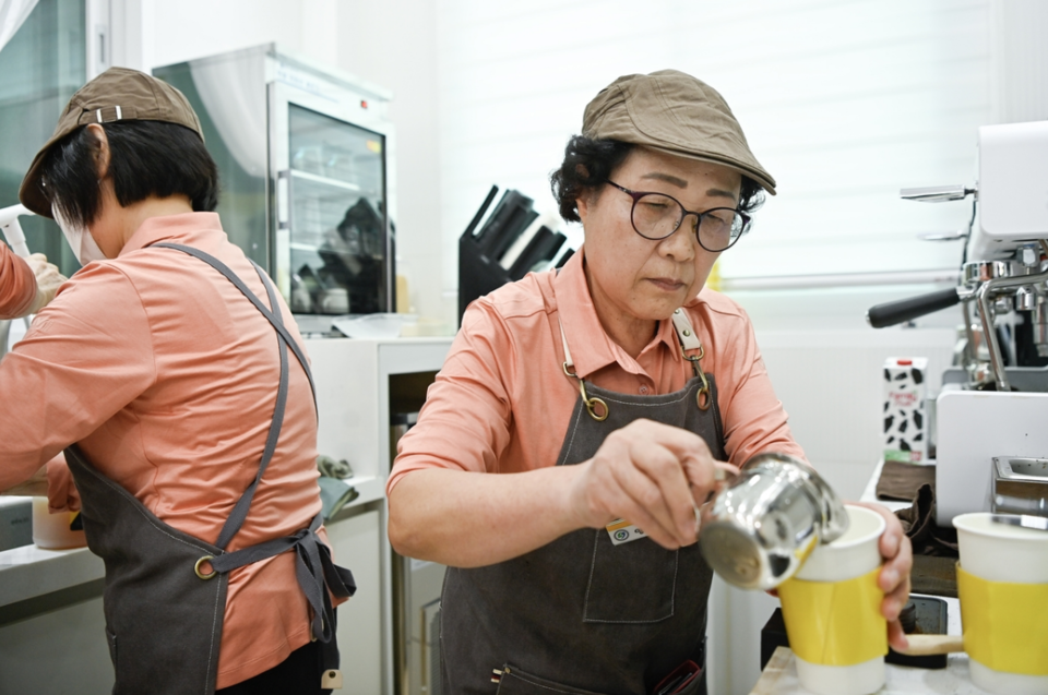 시니어 카페 '봄날'에서 일하는 늦깎이 바리스타 /연합뉴스