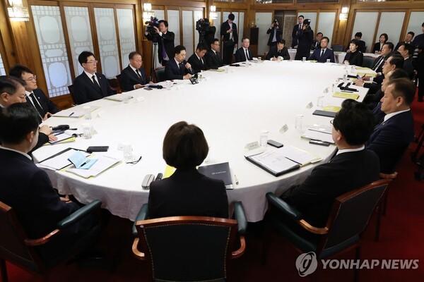 29일 오전 서울 종로구 삼청동 총리 공관에서 열린 고위 당·정·대 협의회에서 국민의힘 김기현 대표가 발언하고 있다. /연합뉴스