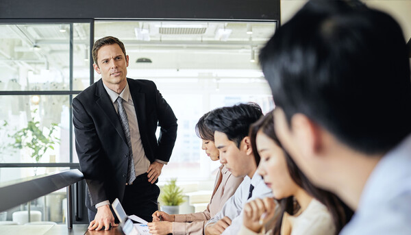 리더의 성공 경험에 대한 확신, 일부 팀원들이 보내는 무조건인 믿음과 동의, 오랜 기간 쌓인 익숙함이 리더 안에 ‘내 생각이 곧 정답이고, 내 수준이 곧 최고’라는 아집을 만든다. /게티이미지뱅크