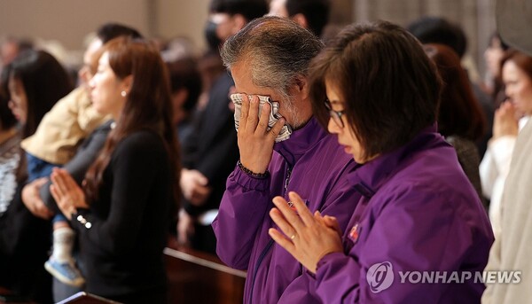  29일 서울 중구 명동대성당에서 열린 이태원 참사 1주기 추모 미사에서 유가족이 눈물을 닦고 있다. /연합뉴스