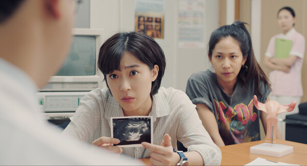 주인공인 ‘최미래’는 예상치 못하고 있다가 자신의 임신 사실을 알게 된다. 그때부터 그녀의 인생은 꼬이기 시작한다. 영화 '십개월의 미래' 스틸컷 /다음 영화