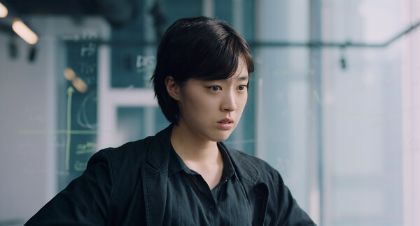 미래는 임신으로 인해 온 세상이 달라졌다. 자신은 아이를 가졌을 뿐 몇 개월 전의 나와 지금의 나는 그냥 같은 사람인데 주변 사람들은 자신을 이상하고, 나쁘고, 비정상으로 취급한다고 친구에게 말한다. 영화 '십개월의 미래' 스틸컷 /다음 영화