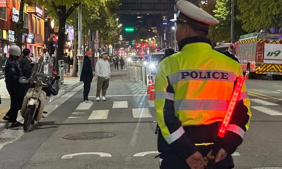 29일 오후 7시경. 한 경찰이 이태원역 1번 출구 앞 차량 도로를 순찰하고 있다. /김현우 기자