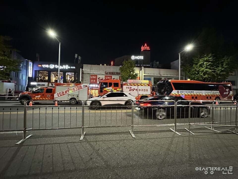 27일 오후 7시경. 이태원역 1번 출구 맞은 편에 소방차들이 응급 상황에 대비하기 위해 서 있다. /김현우 기자