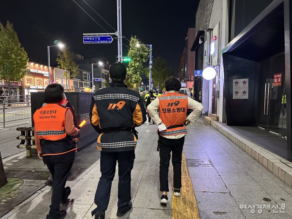 29일 이태원역 1번 출구 근처에서 의용소방대원들이 순찰하고 있다. /김현우 기자