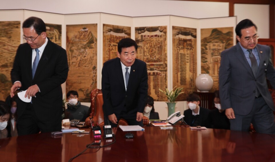 지난해 11월 7일 당시 여야 원내대표는 김진표 국회의장의 주재로 ‘이태원 참사’ 국정조사 관련 논의에 나섰으나 서로 이견만 확인한 채 합의에 이르지 못했다. 당시 김진태 국회의장(중앙)과 주호영 국민의힘 원내대표(왼쪽), 박홍근 더불어민주당 원내대표가 국회에서 열린 비공개 회동 전 자리를 정리하고 있다. /연합뉴스