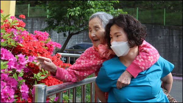 한국노인복지중앙회에서 최근 진행한 요양보호사 사진 공모전 최우수상 수상 사진. /한국노인복지중앙회