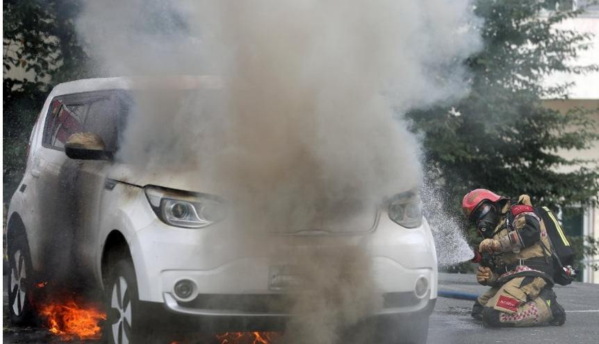 경북 안동시 경북소방학교 훈련장에서 전기 자동차 화재 진압 기법을 연구하는 모습이다. /연합뉴스