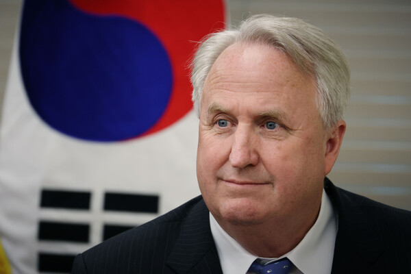 국민의힘 혁신위원장에 임명된 인요한 위원장은 연일 메가톤급 발언들을 쏟아내고 있다. 그중 ‘압권’은 ‘영남권 중진 험지 출마론’이다. 그가 영남 물갈이론을 ‘굳이’ 혁신위 출범과 함께 제1 의제로 꺼내든 이유는 무엇일까. /연합뉴스