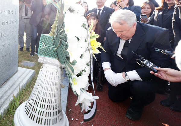 인요한 국민의힘 혁신위원장이 30일 오전 광주 북구 국립 5·18 민주묘지 행방불명자 묘역에서 한쪽 무릎을 꿇고 묵념하고 있다. /연합뉴스