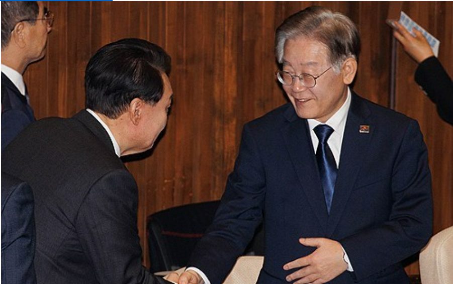 윤석열 대통령이 31일 국회에서 더불어민주당 이재명 대표와 인사하고 있다. /연합뉴스