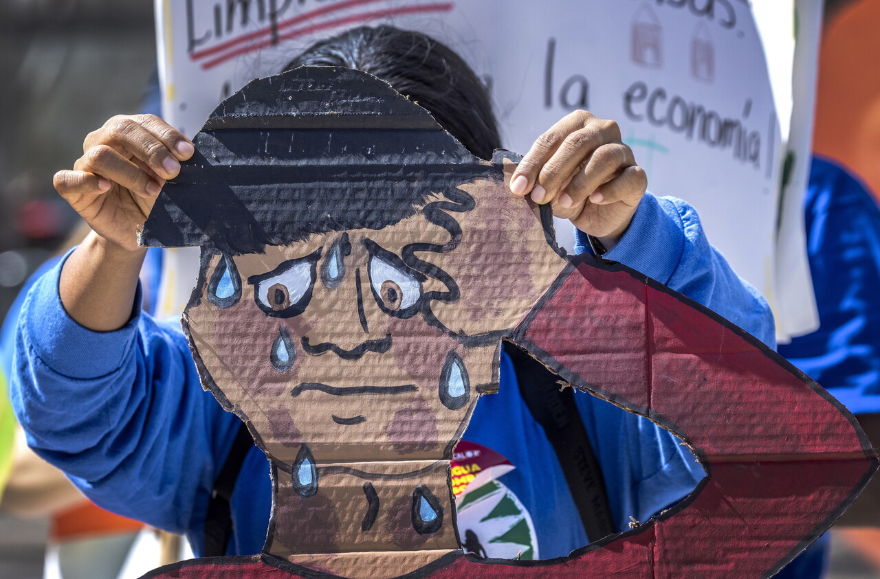 미국 3분기 국내총생산(GDP)이 전기 대비 연율 4.9%를 기록, 예상치(4.7%)마저 웃돈 실적을 내며 냉랭한 주요국과 전혀 다른 뜨거운 경기를 구가하고 있다. 이 가운데 5%대 국채 금리가 이를 한 번에 무너뜨릴 수 있다는 지적이 나온다. 사진은 미국 플로리다주 노동자가 무더운 근로 환경 개선을 요구하는 장면. /EPA=연합뉴스