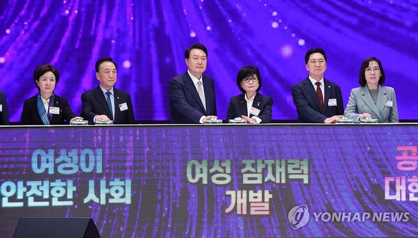 윤석열 대통령이 1일 서울 강남구 코엑스에서 열린 제58회 전국여성대회에서 허명 한국여성단체협의회 회장, 국민의힘 김기현 대표, 김현숙 여성가족부 장관 등 참석자들과 퍼포먼스를 하고 있다. /연합뉴스