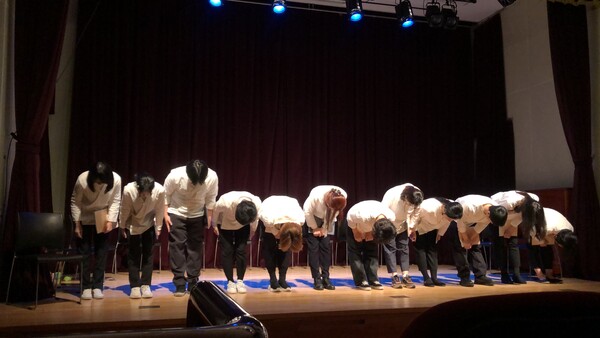 유독 젊은 친구들이 많았으며 주말마다 모여서 연습하고 뒤풀이도 주말에 했던 낭독극의 무대인사 /사진=김정희