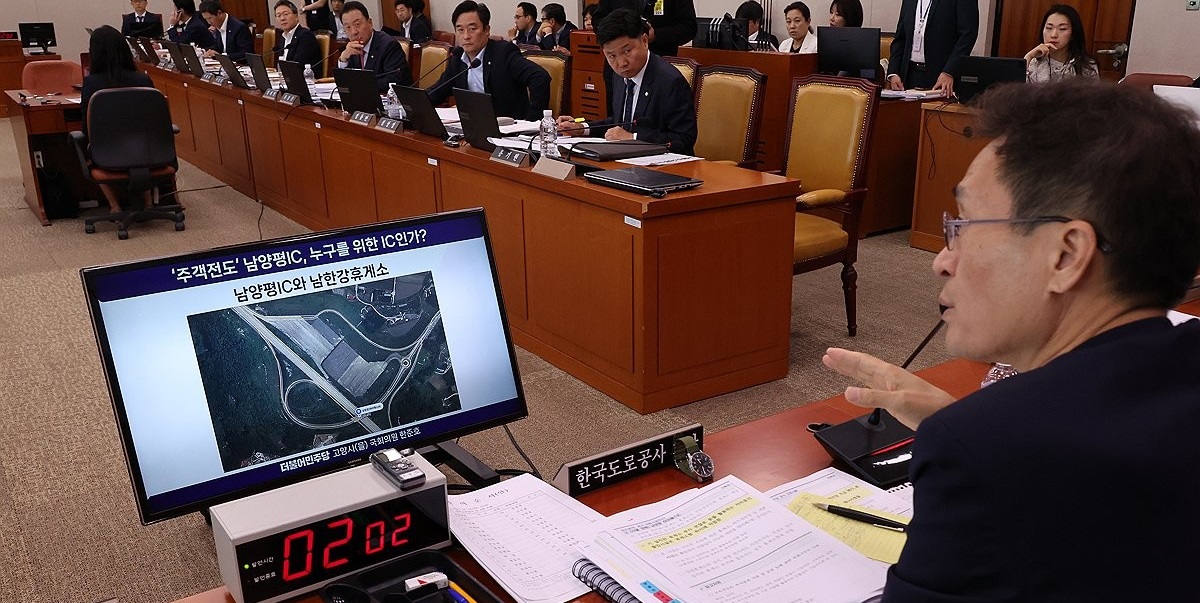 지난 12일 국회 국토교통위원회 국정감사에서 한국도로공사 함진규 사장이 더불어민주당 한준호 의원의 양평고속도로 관련 질의에 답변하고 있다. /연합뉴스