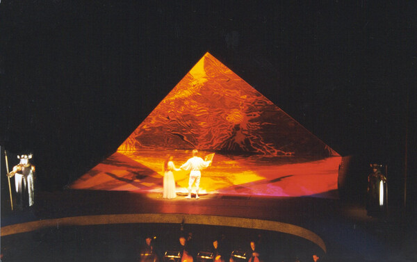 서로 의지하며 갖은 시련을 이겨내는 타미노 왕자와 파미나 공주 /Flicker