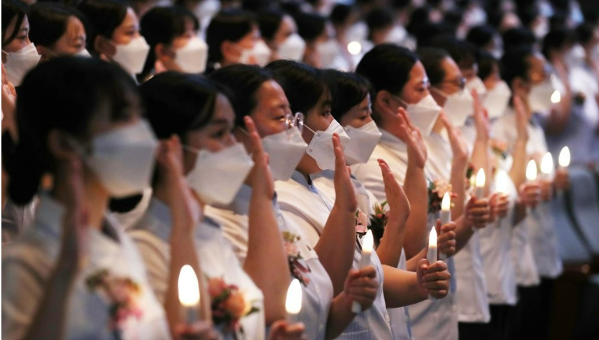 간호학과 학생들이 나이팅게일 선서식을 하고 있다. /연합뉴스