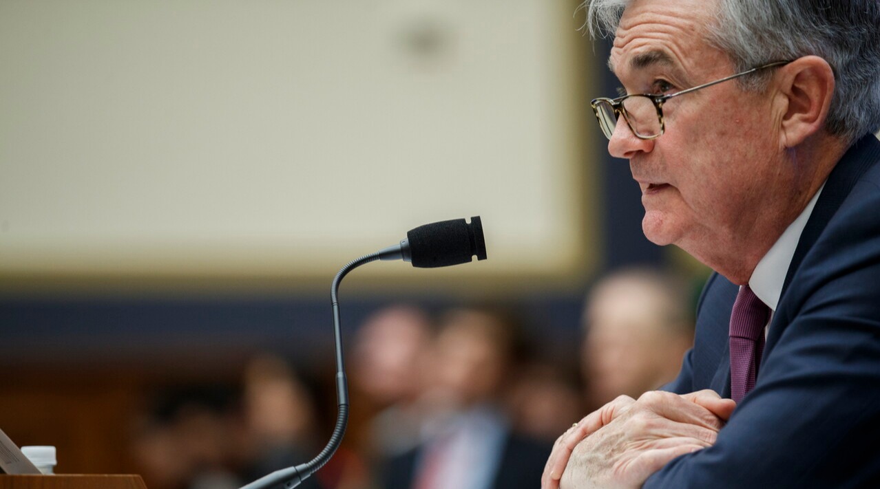 제롬 파월 연준 의장이 통화 긴축을 사이에 두고 시장과 ‘썸’을 타고 있다. 파월 의장은 지난 9월에 이어 금리를 동결했지만 금리 인하 시기에 대해선 시기상조라는 입장을 고수하고 있다. /EPA=연합뉴스