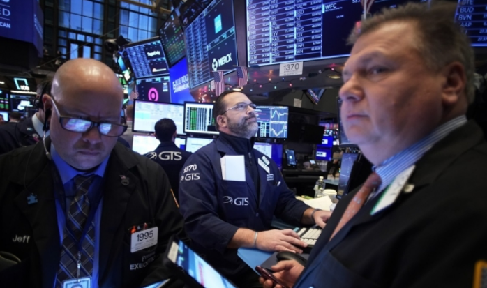 최근 미국 채권 시장은 기준금리보다는 채권시장 자체에서의 수요와 공급에 의해 채권 가격이 급락(=금리 급등)했다. 미 정부가 많은 빚을 내기 위해 채권 공급을 천문학적으로 늘리면서 수익률이 급등한 것이다. 사진은 NYSE 입회장에서 일하는 트레이더의 모습 /연합뉴스