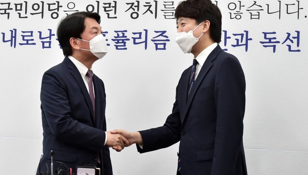 이준석 전 국민의힘 대표와 안철수 의원이 인사를 나누고 있다. /연합뉴스