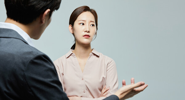 말은 들은 대로 하게 된다. 특히 급박하거나 어려울 때는 생각할 겨를 없이 저장되어 있던 말, 듣고 자란 말, 이 사회에서 흔히 쓰는 말이 그대로 흘러나온다. 상대를 비난하거나 판단하는 말일 확률이 높다. /게티이미지뱅크