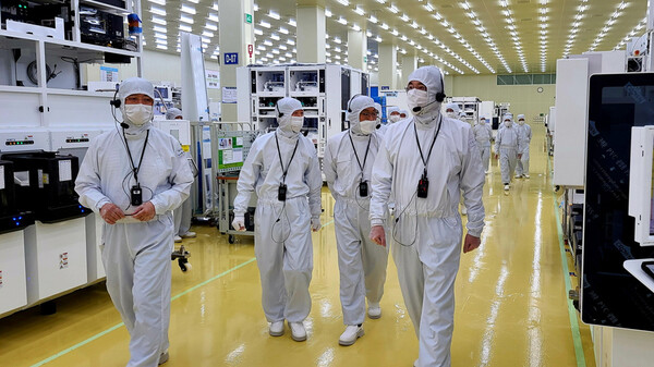 이재용 삼성전자 회장이 삼성전자의 반도체부문 자회사인 세메스 천안사업장을 찾아 반도체·디스플레이 제조장비 생산 공장을 둘러보고 있다. /삼성전자