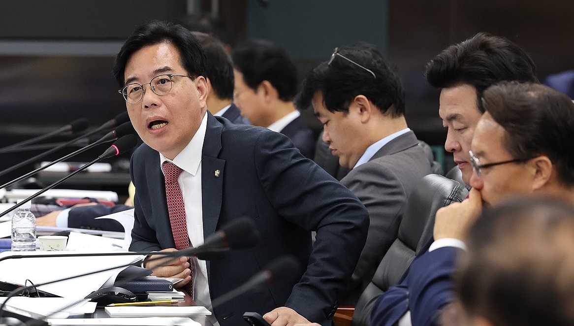 송언석 국민의힘 의원이 19일 정부세종청사에서 열린 국회 기획재정위원회의 기획재정부에 대한 국정감사에서 질의하고 있다. /연합뉴스