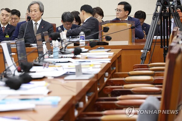 10월 18일 보건복지위는 더불어민주당 강선우 의원의 자료 제출 요청에 대한 국민건강보험공단 정기석 이사장 답변의 적절성을 두고 논란이 일며 감사가 중지됐다. /연합뉴스