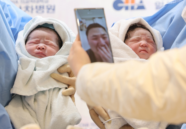 갓 태어난 쌍둥이 사진 /연합뉴스
