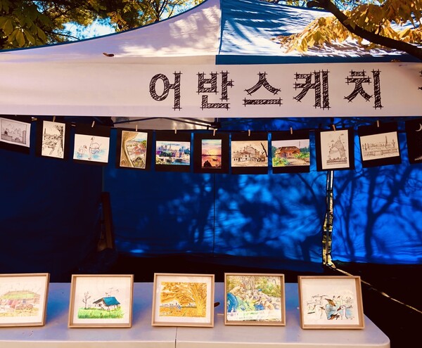 우리 그림 동아리 친구들은 직접 액자를 준비하고 그림을 끼워 넣고 야외 전시장도 세우고 지역사회 주민분들을 초대해 재잘거리며 각자의 그림 이야기를 관람객들과 나누며 만추의 야외에서 예술하는 인간의 특별한 기쁨도 누려 보았어요. /사진=최익준