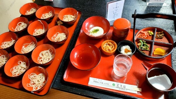 커다란 쟁반에 한 입 분량의 소바가 들어있는 왕꼬가 12개. 그 옆에는 양념과 소스가 놓여있다. 양념을 바꿔가며 다양한 맛을 즐길 수 있다. /사진=양은심