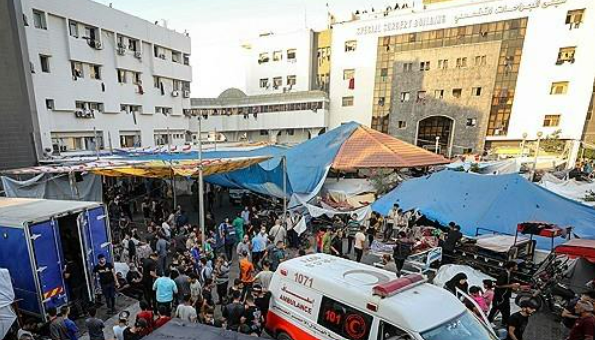 가자지구 최대 의료기관인 알 시파 병원 입구에서 구급차가 공습당했다. /연합뉴스