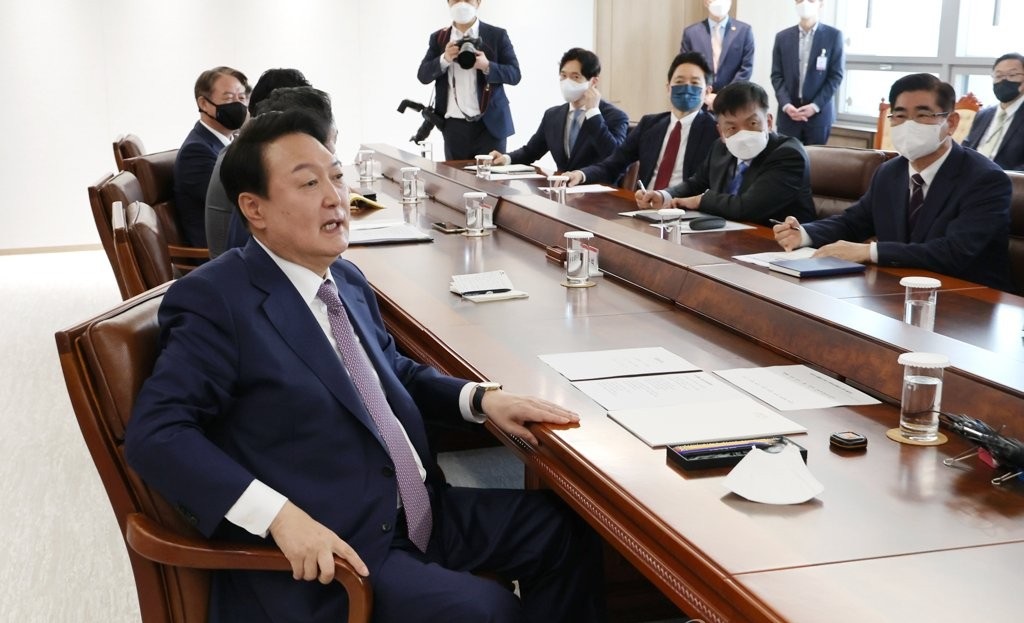 윤석열 대통령이 용산 대통령실 청사에서 열린 수석비서관회의에서 발언하고 있다. /대통령실