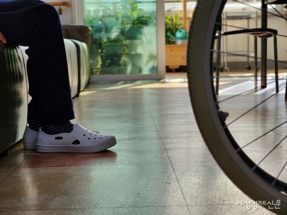 강원도 영월에 위치한 한 노인요양시설에 입소 노인이 앉아있다. /김현우 기자