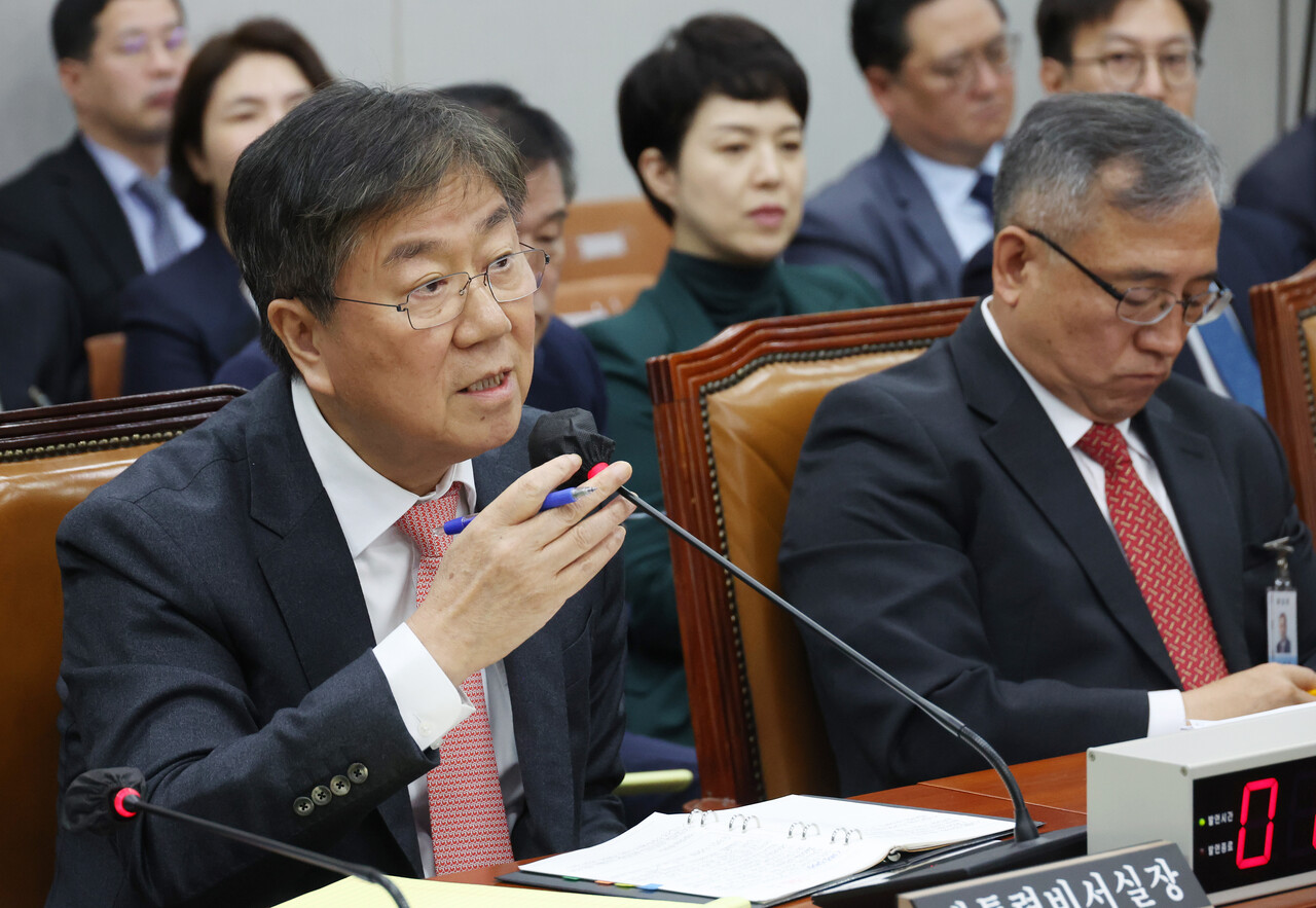 김대기 대통령 비서실장이 7일 국회에서 열린 운영위원회 국정감사에서 의원 질의에 답변하고 있다. /연합뉴스