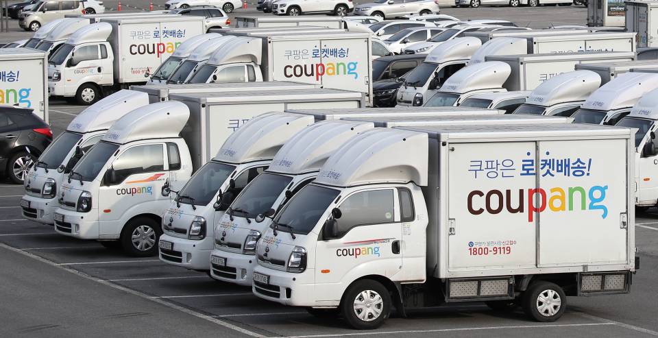 쿠팡의 물류를 실어 나르는 택배차들 /연합뉴스