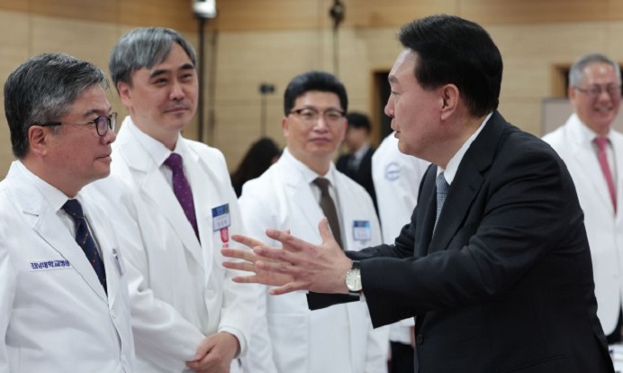 윤석열 대통령이 지난달 19일 충북 청주시 충북대 개신문화관에서 열린 필수의료혁신 전략회의에서 국립대 병원장들과 대화하고 있다./대통령실