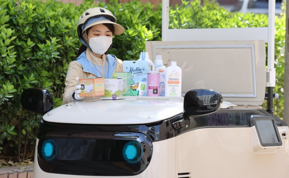 프레시 매니저(일명 야쿠르트 아줌마)가 탑승형 전동 냉장 카트 코코에 고객에게 배송할 밀키트와 화장품, 생활용품 등을 정리하고 있다. /연합뉴스