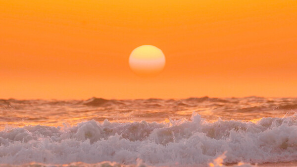 피스테라 언덕에서 내려다보면 거친 파도와 거대한 바다 뒤로 해가 떨어진다. /게티이미지뱅크