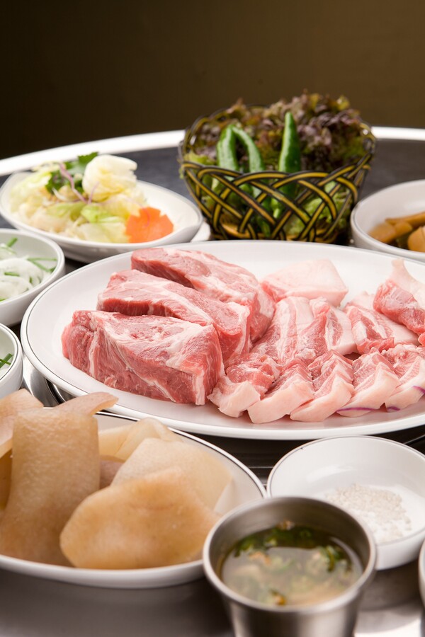 그들도 돼지고기가 맛이 있고 영양이 풍부하다는 것을 안다. 돼지고기를 먹고 싶은 욕망을 누르지 않으면 신분 사회에서 맨 아래에 있는 사람의 음식이 사라진다는 것을 알기에 신의 이름을 빌려 금지한 것이다. /게티이미지뱅크