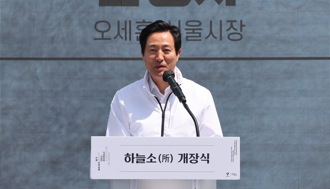 오세훈 서울특별시장이 지난 5월 3일 서울 종로구 열린송현녹지광장에서 열린 제4회 서울도시건축비엔날레 주제관 하늘소 개장식에서 환영사를 하고 있다. /서울시