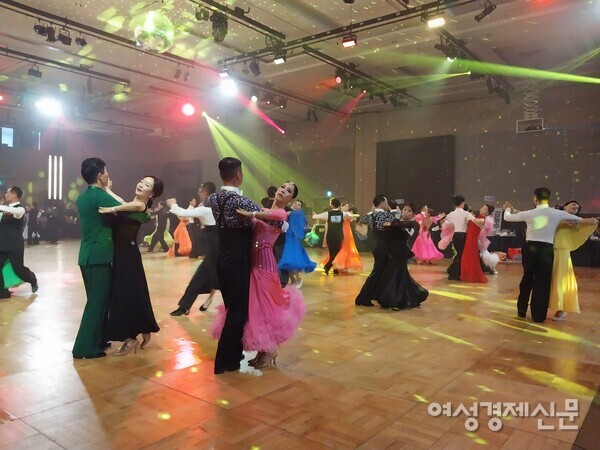 왈츠는 우아한 춤이다. 적당한 운동량이라 시니어에게 좋은 춤이다. /사진=강신영