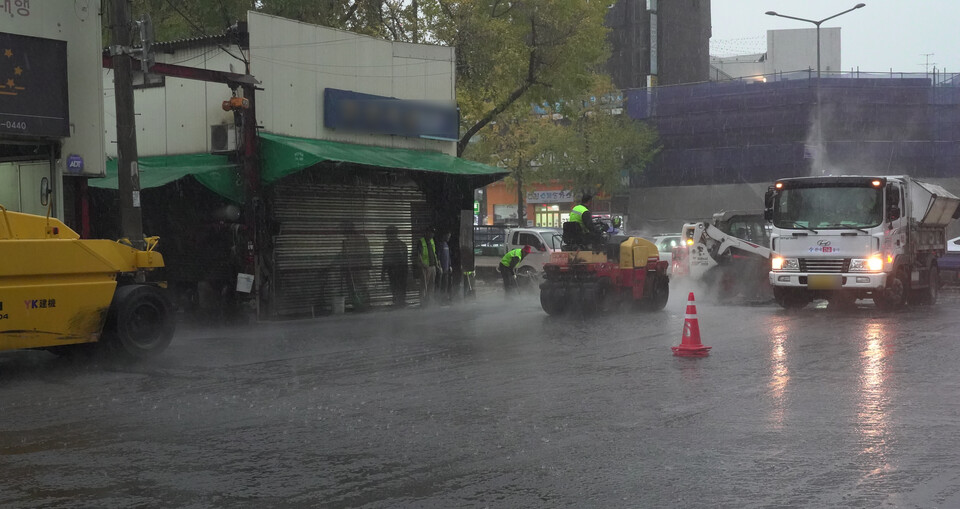 지난 10일 서울문화사 앞 도로에서 아스팔트 포장 공사가 진행되고 있다. /장세곤 기자