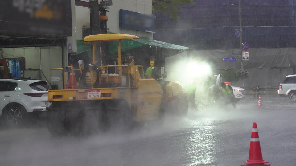 지난 10일 새창로의 아스팔트 포장 공사 사진 /장세곤 기자