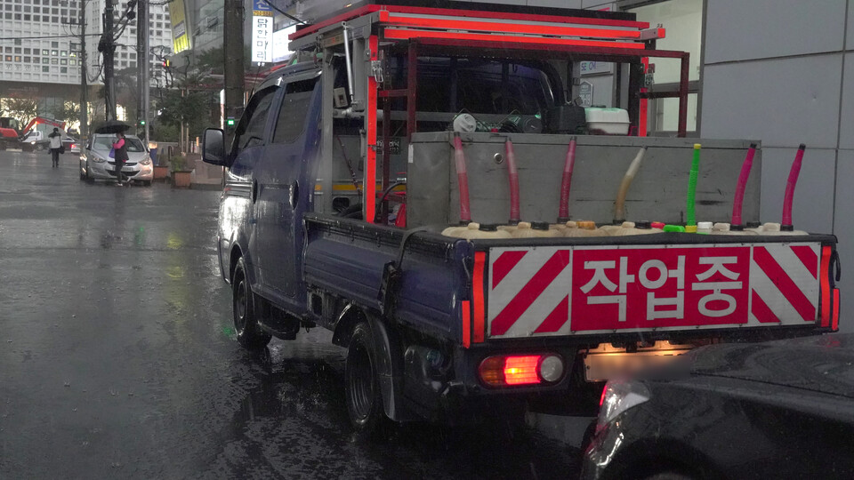 10일 새창로 아스팔트 포장 공사 현장 /장세곤 기자