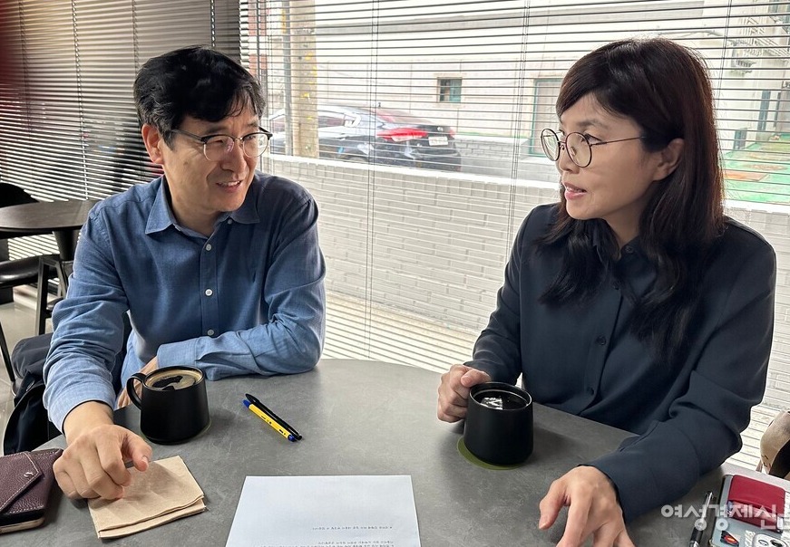 이달 9일 이도훈 대표와 유수진 편집장(오른쪽)이 여성경제신문과 인터뷰하고 있다. /김정수 기자