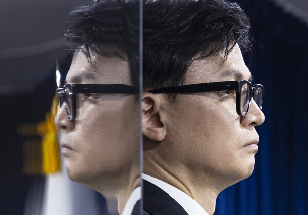 민주당은 얄팍한 송곳 언사로 ‘한동훈 장관을 기분 나쁘게 했다’며 자위할지 모르지만 지난해부터 그렇게 흔들어 대도 한 장관은 차세대 주자 선호도 조사에서 이재명 대표에 이어 2위 자리를 굳건히 지키고 있다. /연합뉴스